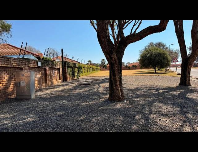 2 bed property to rent in WILLOW PARK MANOR